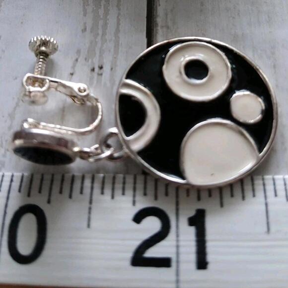 Vintage Screwback Black & Cream silver tone Enamel Dangle Earrings - Picture 6 of 6